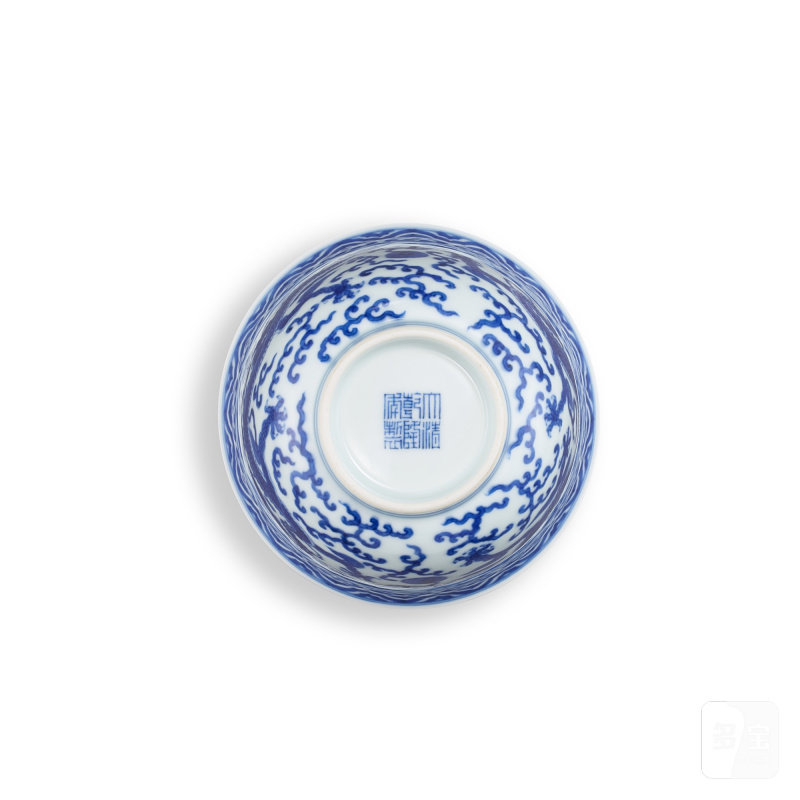 A blue and white Ming-style 'dragon' cup, Mark and period of Qianlong | 清乾隆 青花龍紋仰鐘盃 《大清乾隆年製》款 - 图4